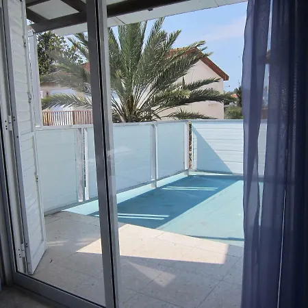 Spiros Seaside No. 11 Менеоу